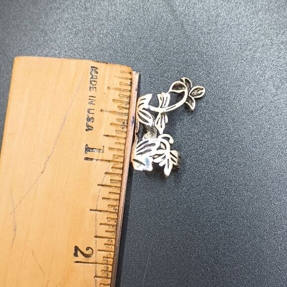 SILVER Floral Ear Cuff no piercing earring - Picture 4 of 4